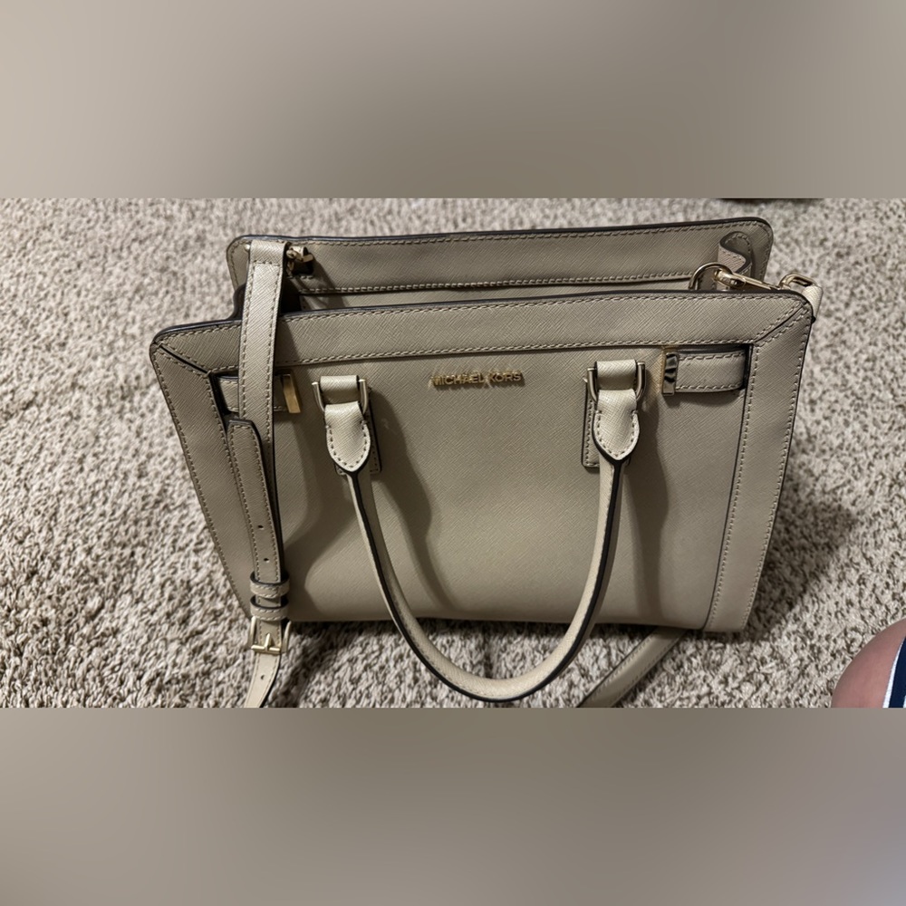 Michel kors hand bag. Excelente conditions.